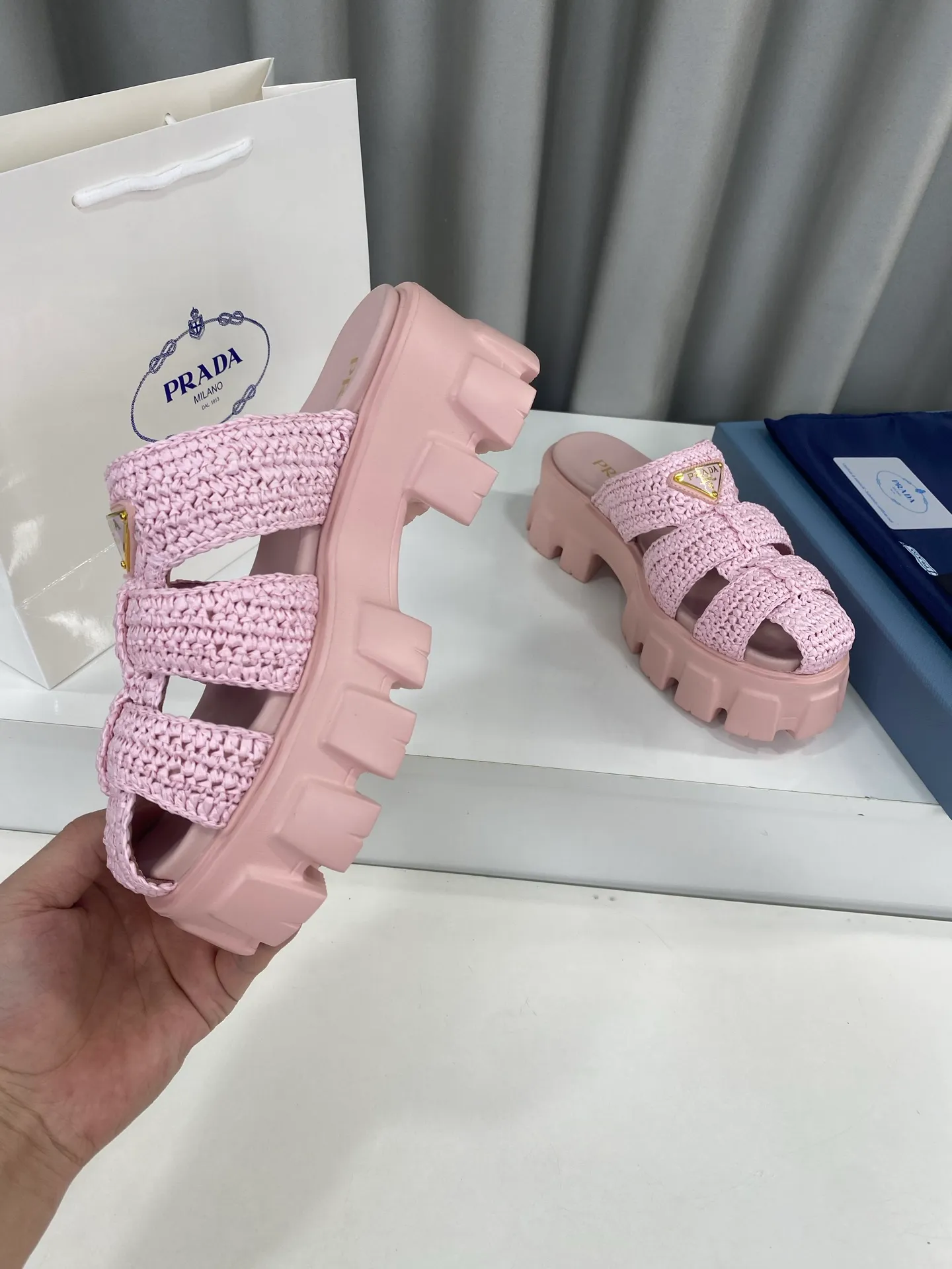 👟👟Ex-factory price 520👟👟 Prada's latest bamboo cage weaving thick-soled triangle buckle sandals☑️ Latest environmentally friendly PP material, fully hand-crocheted, just like knitting sweaters, slow work and meticulous work, retro fashionable thick-soled shoes, with woven uppers, making the whole pair of shoes light and comfortable, bright colors, satisfying various choices for fashionable people with different styles! The iconic metal triangle logo is paired with the shape of ancient beach sandals. Every design element is fashionable! Size: Women's 35-39 (34, 40, custom-made, non-returnable) Full set of counter original packaging